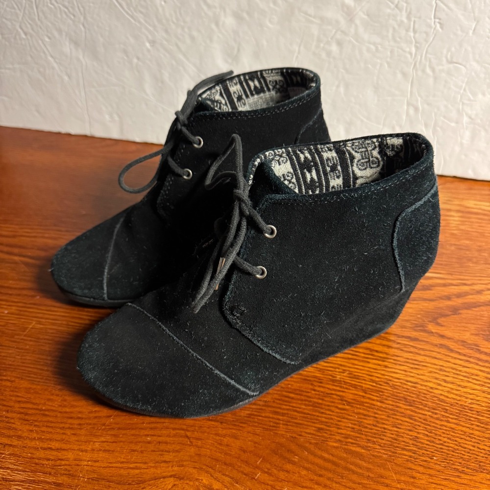TOMS Desert Wedge Black Suede Lace Up Ankle Booties 7.5